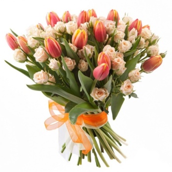 Букет из тюльпанов и кустовой розы 